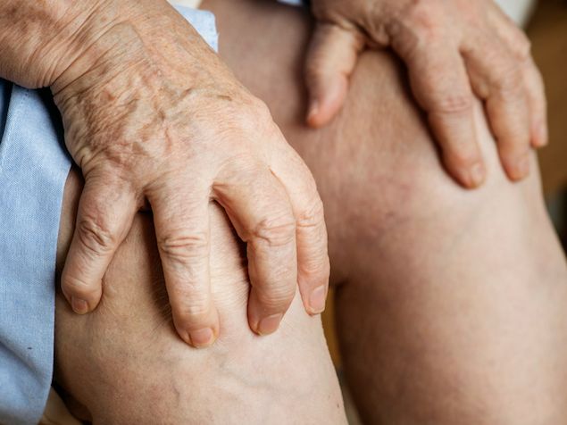 Sente pernas pesadas no fim do dia? Confira dicas para aliviar.