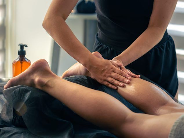 Massagem melhora a circulação das pernas? Saiba o que esperar da técnica e quando é indicada